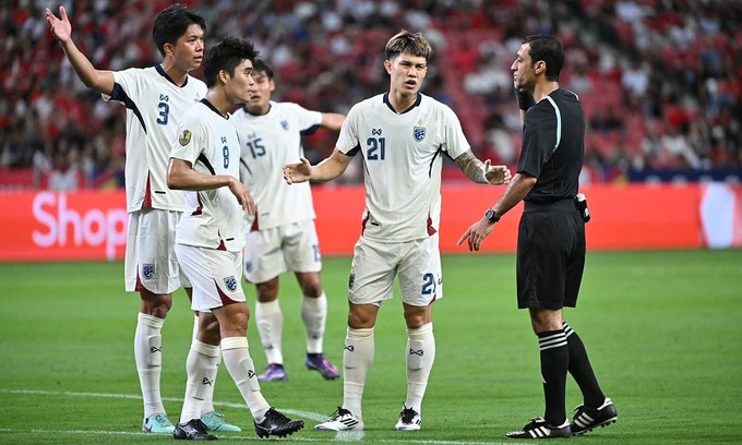 Cầu thủ Thái Lan chờ trọng tài kiểm tra với VAR trong trận thắng Singapore 4-2 trên sân Quốc gia Singapore, tối 17/12/2024. Ảnh: FAT