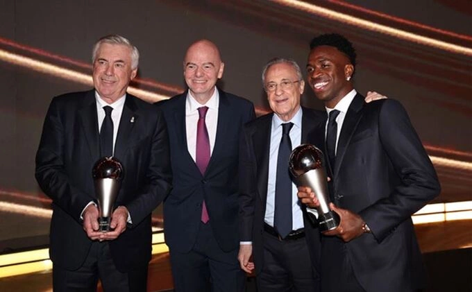 Vinicius (từ trái qua) chụp ảnh cùng chủ tịch Florentino Perez của Real, chủ tịch FIFA Gianni Infantino và HLV Carlo Ancelotti trong buổi lễ The Best 2024. Ảnh: FIFA