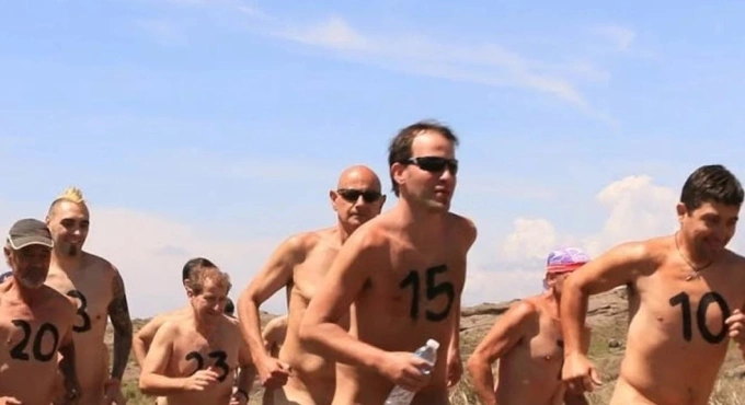 Các VĐV phải khỏa thân, viết số áo bib trên ngực khi thi đấu tại Cross Nudista. Ảnh: Gentileza