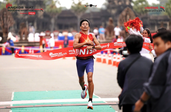 Nguyễn Văn Lai phá sâu kỷ lục cá nhân khi về nhất Viettel Marathon Angkor Wat. Ảnh: Viettel Marathon