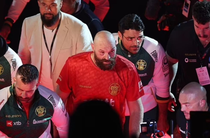 Tyson Fury (áo đỏ) lập tức rời đi mà không trả lời phỏng vấn trên võ đài sau trận như thường lệ. Ảnh: Reuters