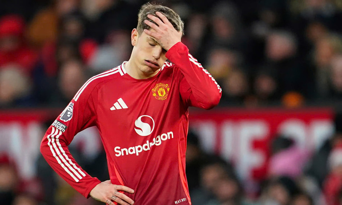 Alejandro Garnacho chán nản khi Man Utd thua Bournemouth 0-3 trên sân Old Trafford, thành phố Manchester, vòng 17 Ngoại hạng Anh ngày 22/12/2024. Ảnh: AP