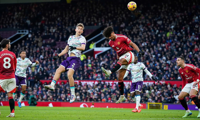 Man Utd (áo đỏ) trong bàn thua đầu tiên trước Bournemouth trên sân Old Trafford, thành phố Manchester, vòng 17 Ngoại hạng Anh ngày 22/12/2024. Ảnh: AP
