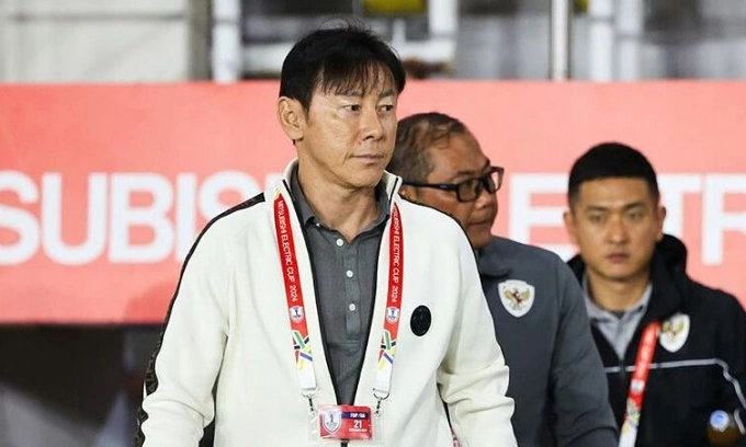 HLV Shin Tae-yong trong một trận của Indonesia tại ASEAN Cup 2024. Ảnh: Bola