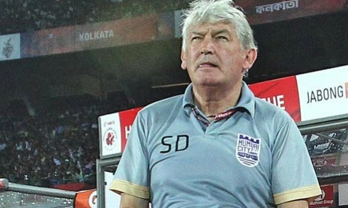 HLV Steve Darby thời còn làm trợ lý CLB Mumbai City tại Ấn Độ năm 2014. Ảnh: NVCC