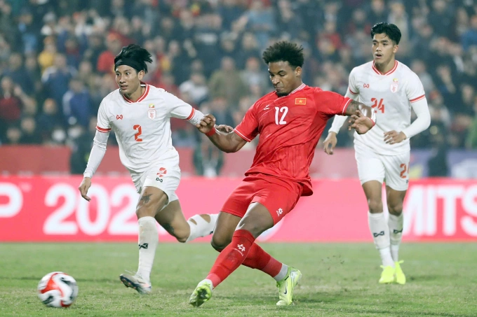 Nguyễn Xuân Son (12) trong trận tuyển Việt Nam - Myanmar trên sân Việt Trì, Phú Thọ tối 21/12 tại giải ASEAN Cup 2024. Ảnh: Hiếu Lương