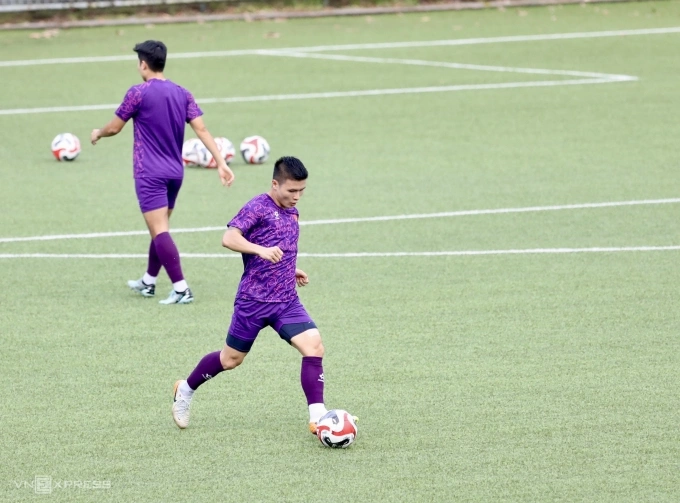 Quang Hải tập luyện tại sân Jurong East chiều 24/12, chuẩn bị cho trận bán kết lượt đi ASEAN Cup 2024 gặp Singapore. Ảnh: Hiếu Lương