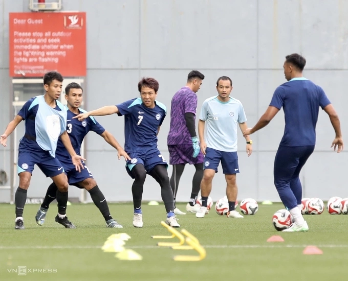 Kyoga Nakamura (số 7) tập luyện cùng Singapore tại sân Jalan Besar chiều 25/12. Ảnh: Hiếu Lương