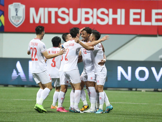 Duy Mạnh (số 2) cùng toàn đội chia vui với Xuân Son sau bàn ấn định chiến thắng 2-0 trên sân Jalan Besar tối 26/12. Ảnh: Hiếu Lương