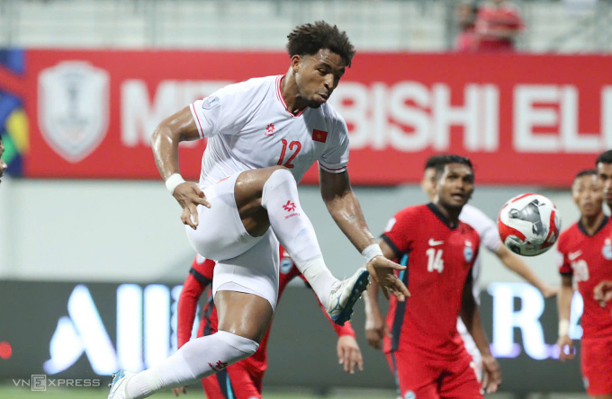 Xuân Son đệm bóng cận thành ấn định tỷ số 2-0 cho Việt Nam trước Singapore, tối 26/12. Ảnh: Hiếu Lương