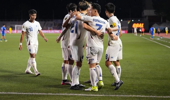 Cầu thủ Thái Lan mừng bàn gỡ hòa, trên sân Rizal Memorial, Manila tối 27/12. Ảnh: Changsuek