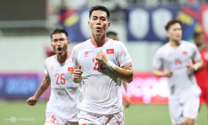 Tiền đạo Nguyễn Tiến Linh mừng bàn mở tỷ số trong trận Việt Nam thắng Singapore 2-0 trên sân Jalan Besar tối 26/12/2024. Ảnh: Hiếu Lương