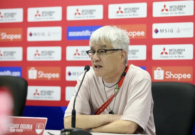 HLV Tsutomu Ogura dự họp báo sau trận Singapore thua Việt Nam 0-2 ở lượt đi bán kết ASEAN Cup 2024. Ảnh: Hiếu Lương