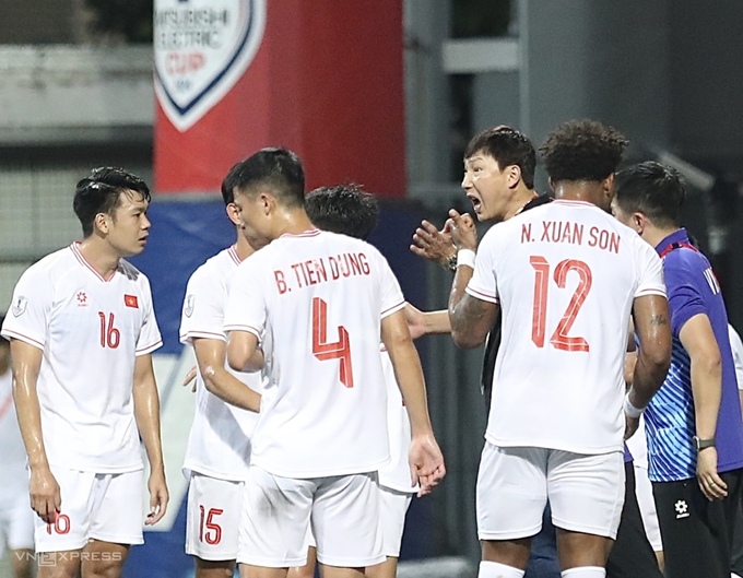 HLV Kim Sang-sik chỉ đạo các cầu thủ Việt Nam trong trận thắng Singapore 2-0 ở lượt đi bán kết ASEAN Cup 2024 ngày 26/12. Ảnh: Hiếu Lương