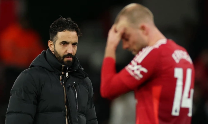 HLV Ruben Amorim thất vọng sau trận Man Utd thua Newcastle 0-2 trên sân Old Trafford, Manchester, Anh ngày 30/12. Ảnh: Reuters