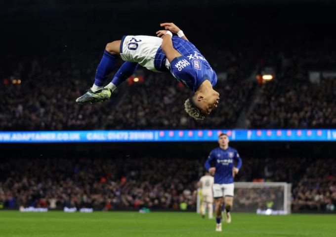 Omari Hutchinson mừng bàn ấn định chiến thắng 2-0 trước Chelsea trên sân Portman Road, Ipswich, Anh ngày 30/12. Ảnh: Reuters