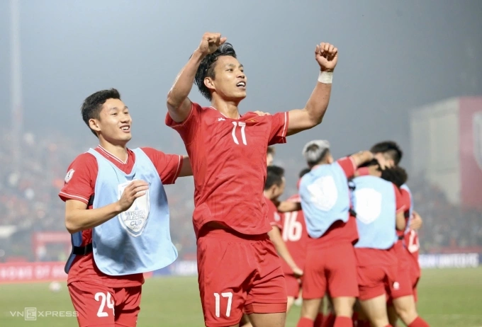 Vũ Văn Thanh mừng bàn thắng mở tỷ số của Nguyễn Xuân Son ở phút 59, khi anh là tác giả pha kiến tạo. Ảnh: Hiếu Lương