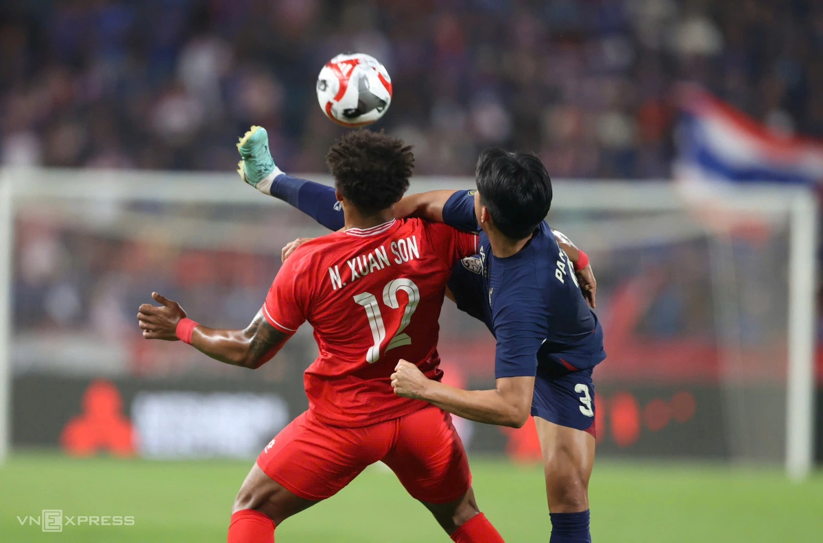 Vietnam naturalized striker Nguyen Xuan Son suffers severe leg injury, exits ASEAN Cup final in first half