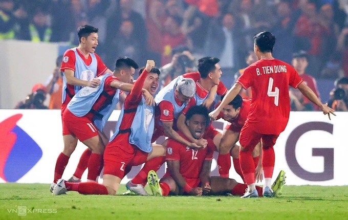 Các cầu thủ Việt Nam mừng bàn nâng tỷ số lên 2-0 của Nguyễn Xuân Son (giữa) trong trận thắng Thái Lan 2-1 ở lượt đi chung kết ASEAN Cup 2024. Ảnh: Đức Đồng