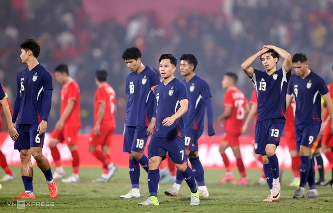 Cầu thủ Thái Lan thất vọng sau khi thua Việt Nam 1-2 ở lượt đi chung kết ASEAN Cup 2024, vào ngày 2/1 tại sân Việt Trì. Ảnh: Đức Đồng