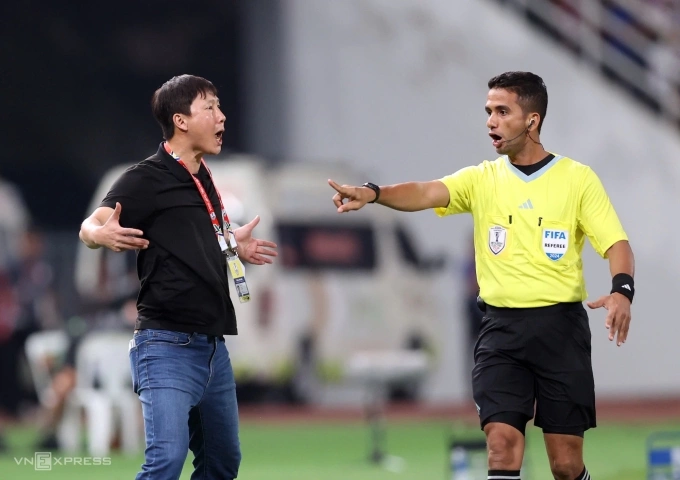 HLV Kim Sang-sik (trái) phản ứng sau khi Supachok Sarachat nâng tỷ số lên 2-1 ở lượt về chung kết ASEAN Cup 2024. Ảnh: Đức Đồng
