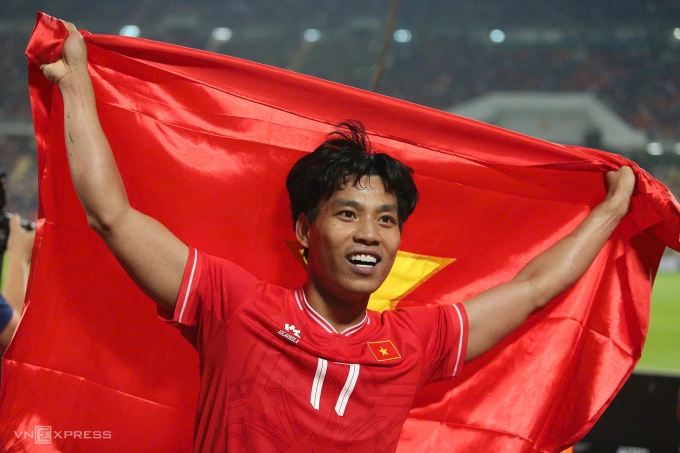 Văn Thanh giương cờ Việt Nam sau khi vô địch ASEAN Cup 2024. Ảnh: Hiếu Lương