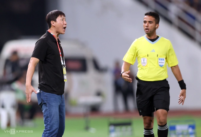 HLV Kim Sang-sik nổi giận với bàn thắng của Supachok Sarachat cho Thái Lan trong trận lượt về chung kết ASEAN Cup 2024. Ảnh: Đức Đồng