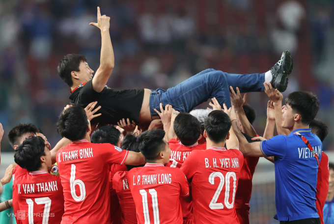 HLV Kim Sang-sik được các cầu thủ tung lên cao sau khi vô địch ASEAN Cup 2024, vào ngày 5/1/2025 tại sân Rajamangala, Bangkok. Ảnh: Đức Đồng