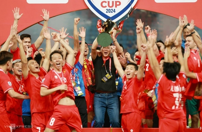 HLV Kim Sang-sik nâng Cup sau khi Việt Nam đánh bại Thái Lan ở lượt về chung kết ASEAN Cup 2024. Ảnh: Đức Đồng