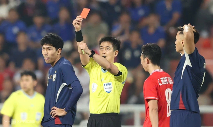 Trọng tài Ko Hyung-jin rút thẻ đỏ, truất quyền thi đấu của tiền vệ Weerathep Pomphan, trong trận lượt về ASEAN Cup 2024 trên sân Rajamangala, thành phố Bangkok, Thái Lan tối 5/1/2024. Ảnh: Đức Đồng