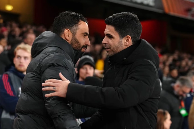 HLV Mikel Arteta trò chuyện với Ruben Amorim trước trận Arsenal thắng Man Utd 2-0 ở vòng 14 Ngoại hạng Anh. Ảnh: AP