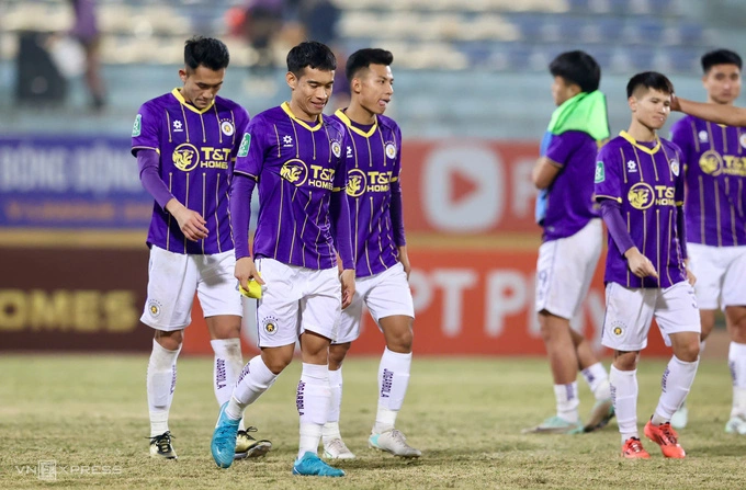 Cầu thủ Hà Nội FC thất vọng khi thua Đồng Tháp ở loạt luân lưu vòng 1/8 Cup Quốc gia 2024-2025, tại sân Hàng Đẫy tối 12/1. Ảnh: Hoàng Ca