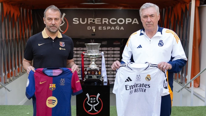 HLV Carlo Ancelotti và Hansi Flick chụp ảnh cùng danh hiệu Siêu Cup Tây Ban Nha ngày 11/1. Ảnh: Real Madrid FC