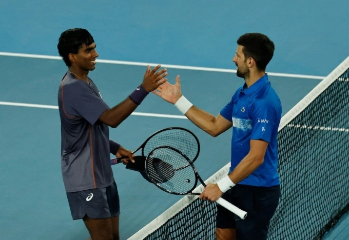 Djokovic (phải) bắt tay Basavareddy sau trận đấu trên sân Rod Laver, Melbourne hôm 13/1. Ảnh: Reuters