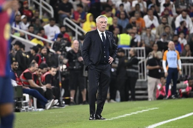 Ancelotti thất vọng trong trận Real 2-5 Barca tối 12/1. Ảnh: MD