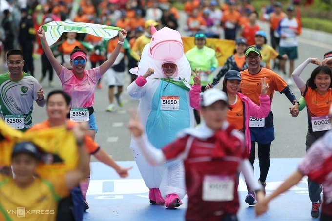 Các runner về đích tại giải VnExpress Marathon Hải Phòng 2023. Ảnh: Hiếu Lương