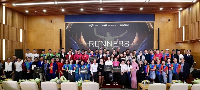 Các runner, HLV, đại diện thương hiệu và ban tổ chức chụp ảnh kỷ niệm sau buổi lễ. Ảnh: Hiếu Lương