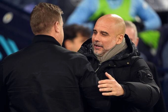 Guardiola (phải) hài lòng sau trận Man City thắng Salford City 8-0 ở Cup FA hôm 11/1. Ảnh: PA