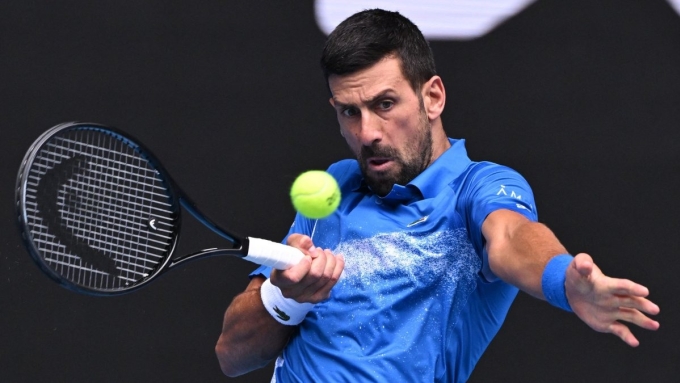 Djokovic đỡ bóng trong trận gặp Faria hôm 15/1, trên sân Trung tâm Rod Laver, Melbourne. Ảnh: Reuters