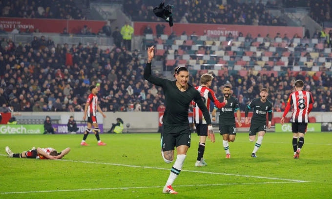 Darwin Nunez cởi áo mừng bàn trong trận Liverpool thắng Brentford trên sân Gtech Community, tối 18/1/2025, Ảnh: Observer