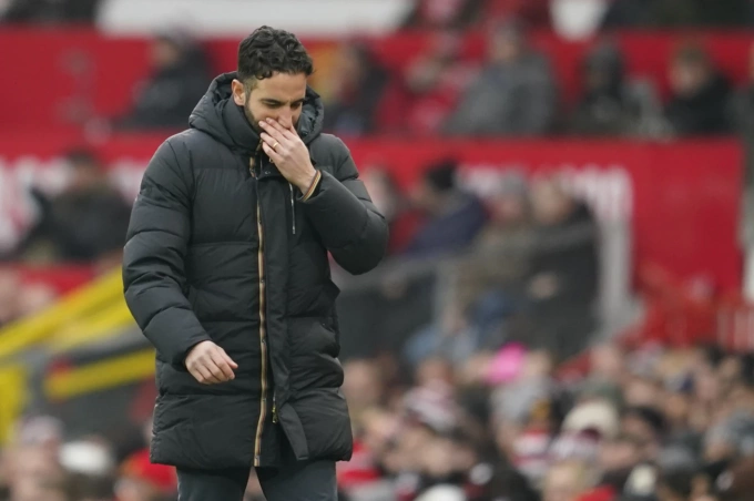 HLV Ruben Amorim thất vọng trong trận Man Utd thua Brighton 1-3 trên sân Old Trafford, thành phố Manchester. Ảnh: AP