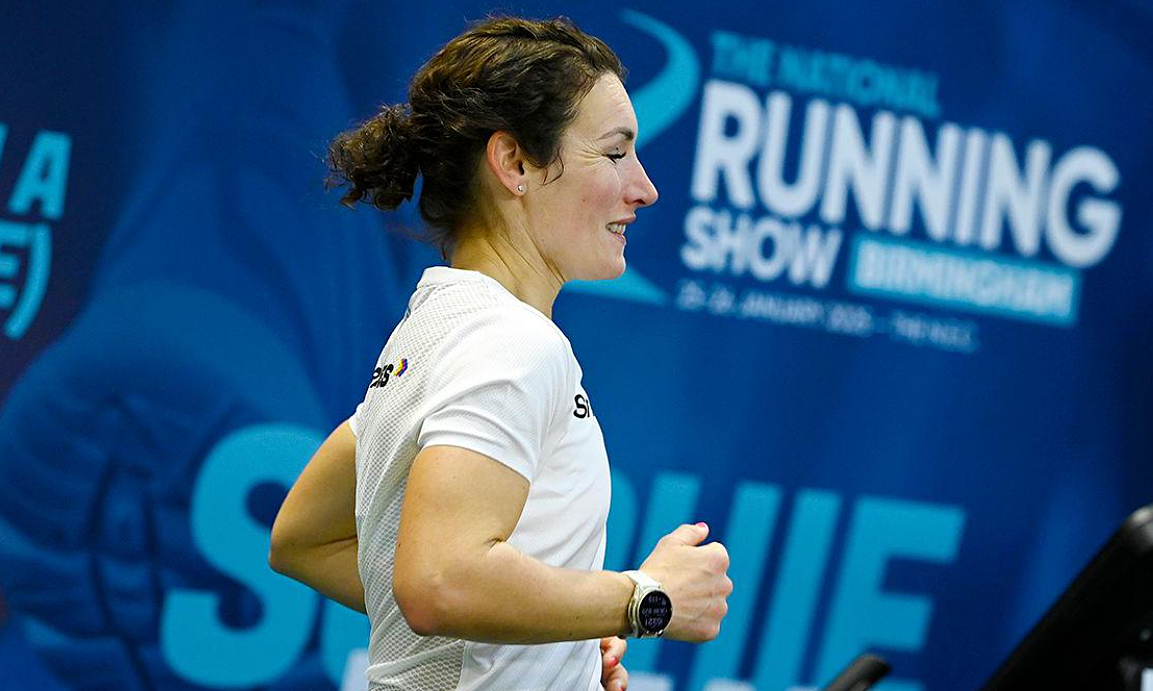 Runner nữ chạy gần 400 km trên máy trong 2 ngày