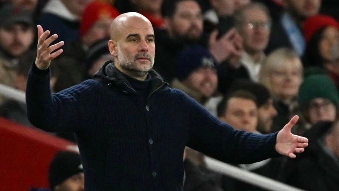 HLV Guardiola thất vọng trong trận Arsenal 5-1 Man City tối 2/2. Ảnh: AFP
