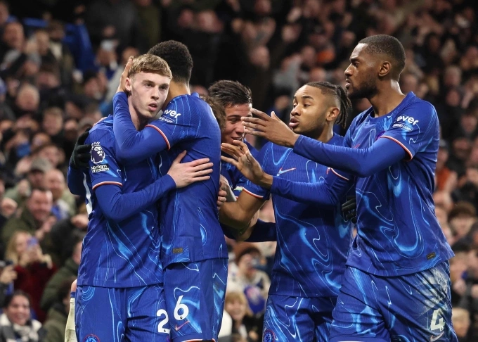 Ngôi sao người Anh (trái) mừng bàn ấn định chiến thắng 2-1 trước West Ham trên sân Stamford Bridge, London, Anh ngày 3/2. Ảnh: EPA