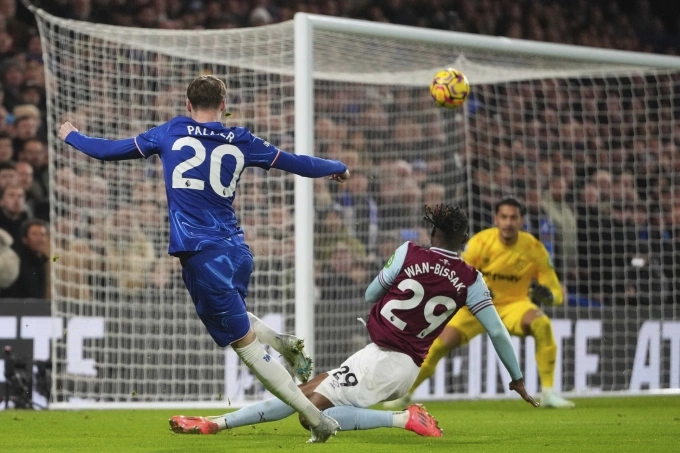 Cole Palmer căng ngang chạm chân Aaron Wan-Bissaka đổi hướng vào lưới West Ham trong trận Chelsea thắng ngược West Ham ở vòng 24 Ngoại hạng Anh trên sân Stamford Bridge, London ngày 3/2/2025. Ảnh: AP