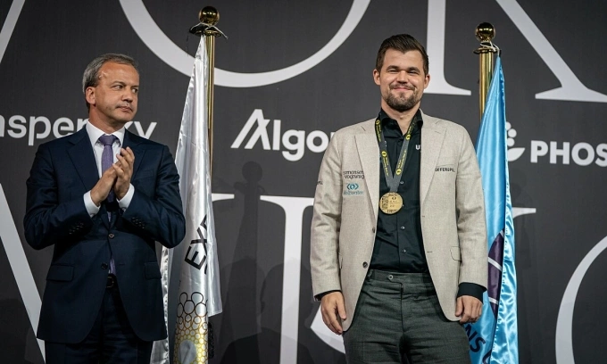 Magnus Carlsen (phải) và Arkady Dvorkovich trong lễ trao giải sau trận chung kết cờ vua thế giới tại Dubai, UAE ngày 12/12/2021. Ảnh: FIDE