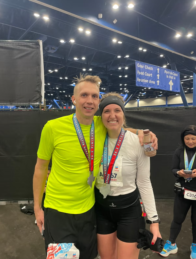 Brie Murray (phải) chụp ảnh cùng Skyler Baird sau khi về đích tại Boston Marathon 2025.