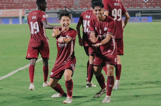 Daisuke Sakai (số 10) ăn mừng sau khi ghi bàn mở tỷ số cho PSM Makassar trong trận thắng Thanh Hóa 3-0 ở lượt cuối bảng A Cup CLB Đông Nam Á 2024-2025. Ảnh: PSM Makassar