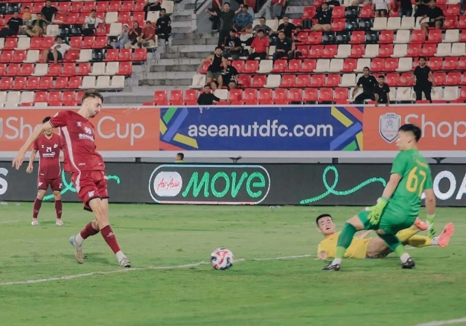 Nermin Haljeta (trái) lập cú đúp giúp PSM Makassar thắng Thanh Hóa 3-0 ở lượt cuối bảng A Cup CLB Đông Nam Á 2024-2025. Ảnh: PSM Makassar