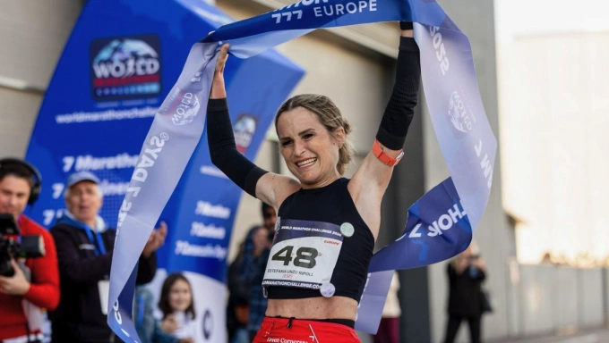Estefania Unzu hoàn thành giải marathon tại Madrid - chặng thứ năm trong hành trình của cô. Ảnh: EFE